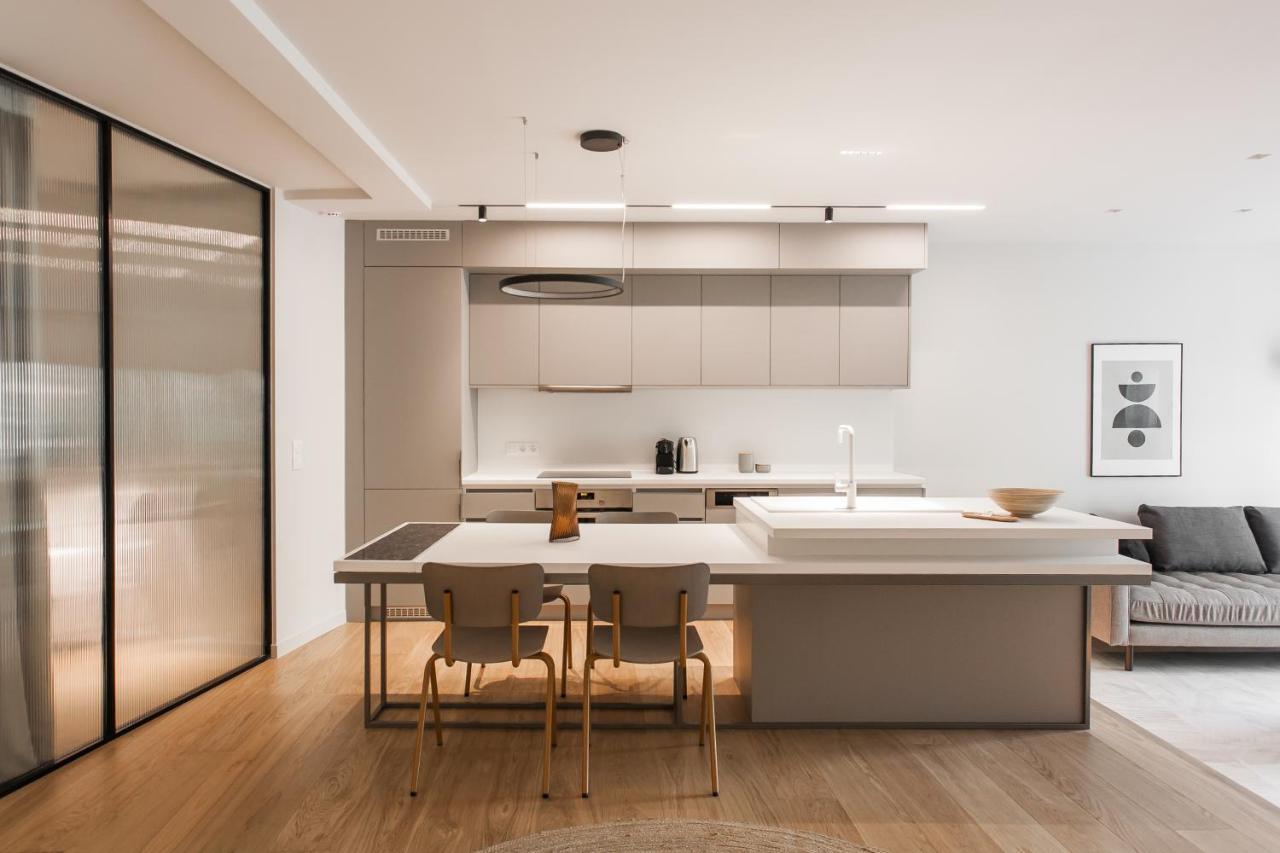 Marvelous 2Br Apartments With Balcony By Upstreet Athene Buitenkant foto