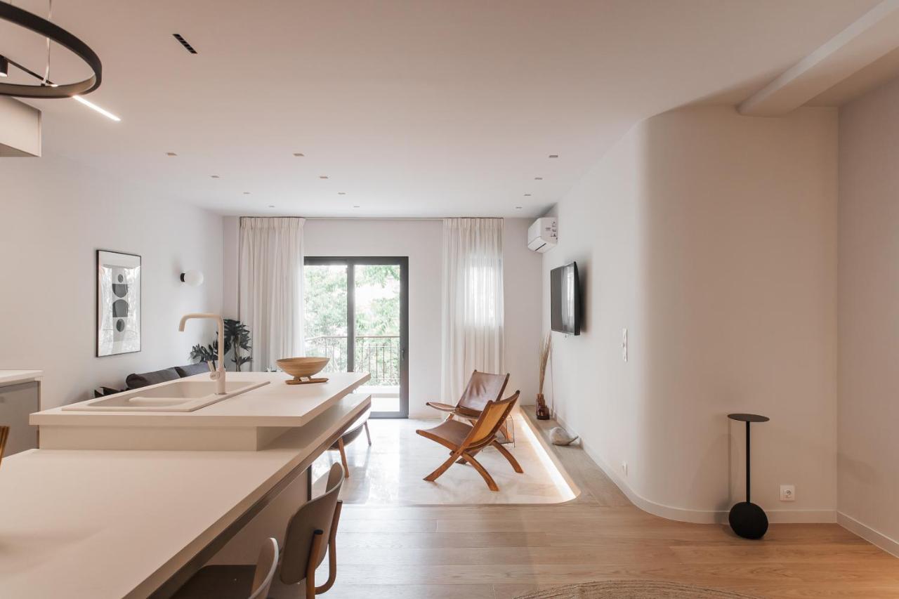 Marvelous 2Br Apartments With Balcony By Upstreet Athene Buitenkant foto